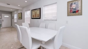 Maison, 3 chambres | Repas dans la chambre