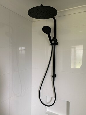 Chuveiro, secador de cabelo, toalhas de banho, sabonete