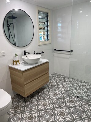 Shower, hair dryer, towels, soap - Goolwa Mariner’s Cottage-Wifi-Pet Friendly-Netflix-‘Little Scotland’ (Goolwa)