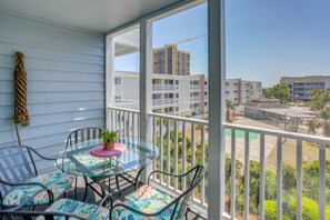 Outdoor dining - Walk to Ocean: Myrtle Beach Condo w/ Screened Deck (Myrtle Beach)