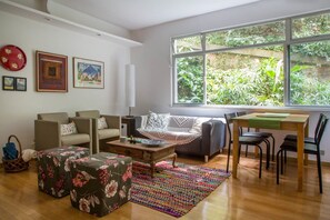 Apartment | Living room | TV - Charmoso da Gávea (Rio de Janeiro)