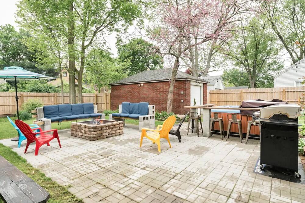 Family Retreat: Hot Tub, Theater Room, 15 Min Walk to ND stadium, Sleeps 14+