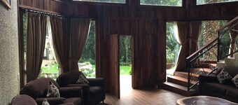 近河流小屋酒店