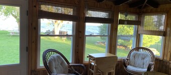 Waterfront Cottage on the bay in Green Bay