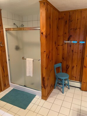 Douche, sèche-cheveux, serviettes fournies