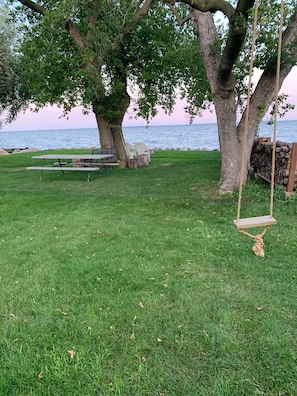 Outdoor dining - Waterfront Cottage on the bay in Green Bay (Little Suamico)