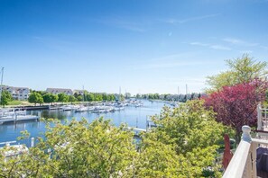 Marina - Remodeled Harbor Condo Steps to Lake MI (Manistee)