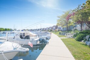Marina - Remodeled Harbor Condo Steps to Lake MI (Manistee)