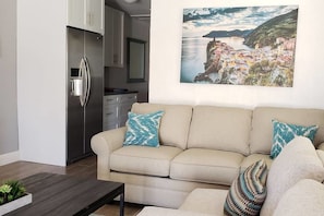 Casa, 3 habitaciones | Sala de estar | Televisión de pantalla plana 