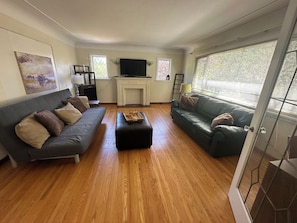 Smart TV, Netflix, streaming services - Home rental close to DT and Uvic (Victoria)