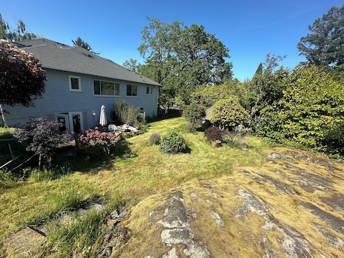 Home rental close to DT and Uvic