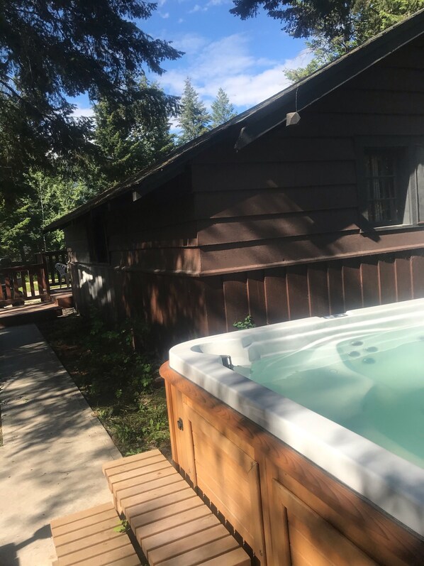 Banyera d'hidromassatge a l'aire lliure