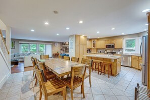 Dining - Steps to Lake Michigan & Silver Lake Channel (Mears)