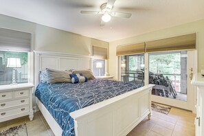 5 bedrooms, iron/ironing board, internet, bed sheets - Steps to Lake Michigan & Silver Lake Channel (Mears)