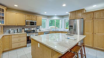 Coffee/tea maker, fridge, microwave, stovetop