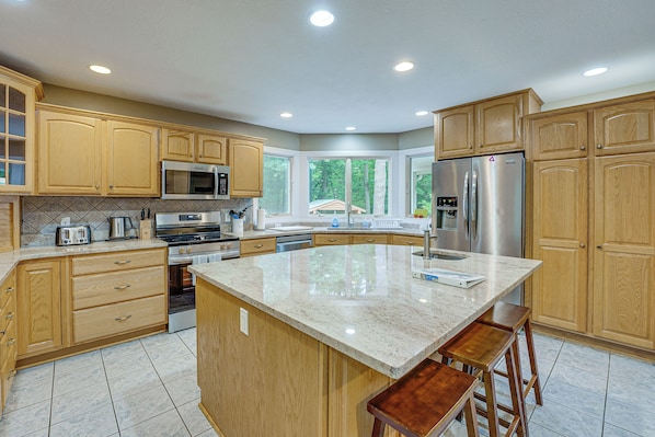 Coffee/tea maker, fridge, microwave, stovetop