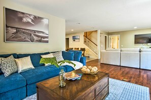 TV, fireplace, DVD player - Steps to Lake Michigan & Silver Lake Channel (Mears)