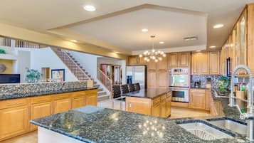 Jääkaappi, mikroaaltouuni, uuni, liesi