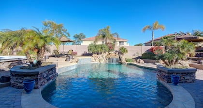 LUXURY DREAM HOME, 6 bdrm pool/hot tub, 8 flat tvs, fire pits, 5000 sq ft