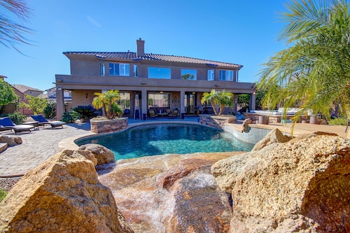  LUXURY DREAM HOME, 6 bdrm pool/hot tub, 8 flat tvs, fire pits, 5000 sq ft