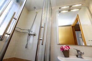 Bathtub, towels - ATIC - Only Families (Cambrils)