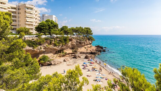A coastal hotel with a beach view, a rocky cliff, and a clear blue sea. - MASIA2 adosado jardín privado, BBQ y piscina comun (Miami Playa)