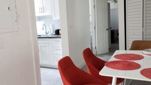 In-room dining - Charming Hollywood Retreat (Hollywood)