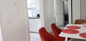 In-room dining - Charming Hollywood Retreat (Hollywood)