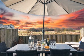 Outdoor dining - Sandy Feet -  a cottage that sleeps 6 guests  in 3 bedrooms (Rye)