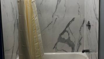 Ducha y bañera combinadas y bañera profunda