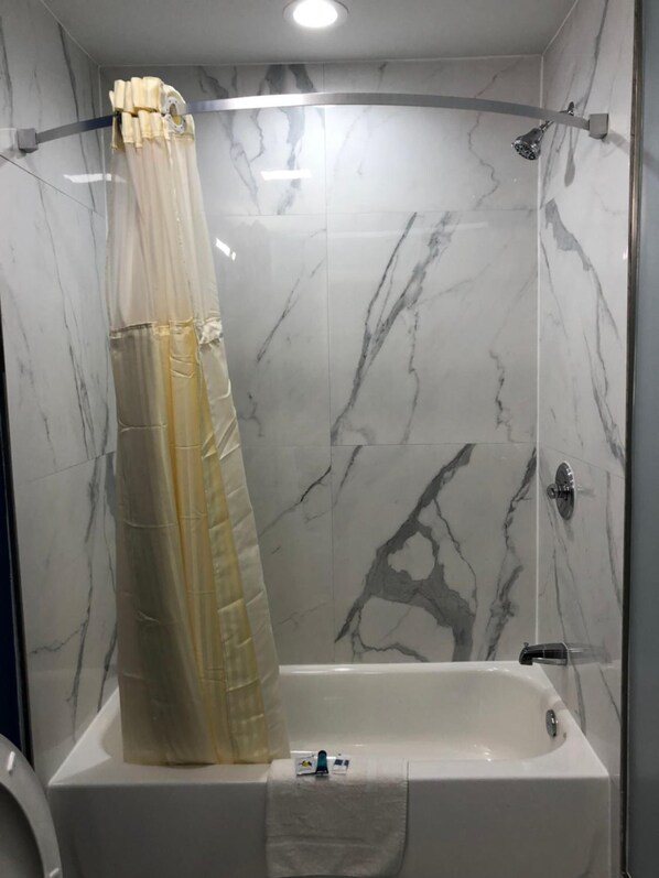 淋浴/浴缸二合一、全浸式浴缸、免費盥洗用品、吹風機