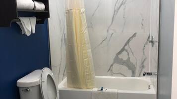 Bañera con ducha, bañera profunda, artículos de tocador gratuitos