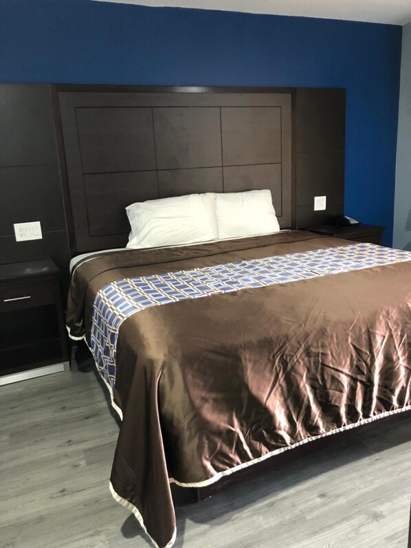 Escritorio, wifi gratis y ropa de cama 