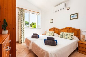 4 slaapkamers, een strijkplank/strijkijzer, reisbedje, gratis wifi