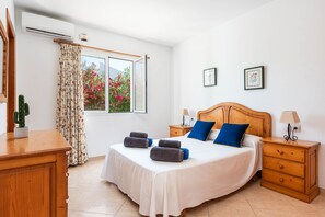 4 bedrooms, iron/ironing board, travel cot, free WiFi