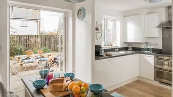 Réfrigérateur, four, lave-vaisselle, tables à manger