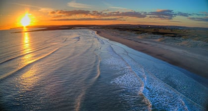 The Beach House - a cottage that sleeps 6 guests in 3 bedrooms