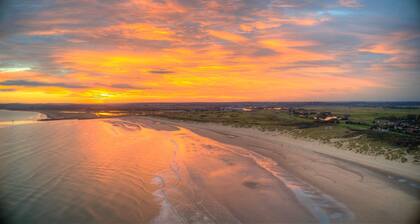 The Beach House - a cottage that sleeps 6 guests in 3 bedrooms