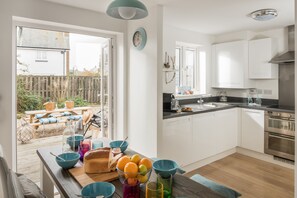 Private kitchen - The Beach House -  a cottage that sleeps 6 guests  in 3 bedrooms (Rye)