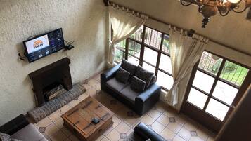 Habitación estándar, 2 habitaciones | Sala de estar | Televisión de pantalla plana