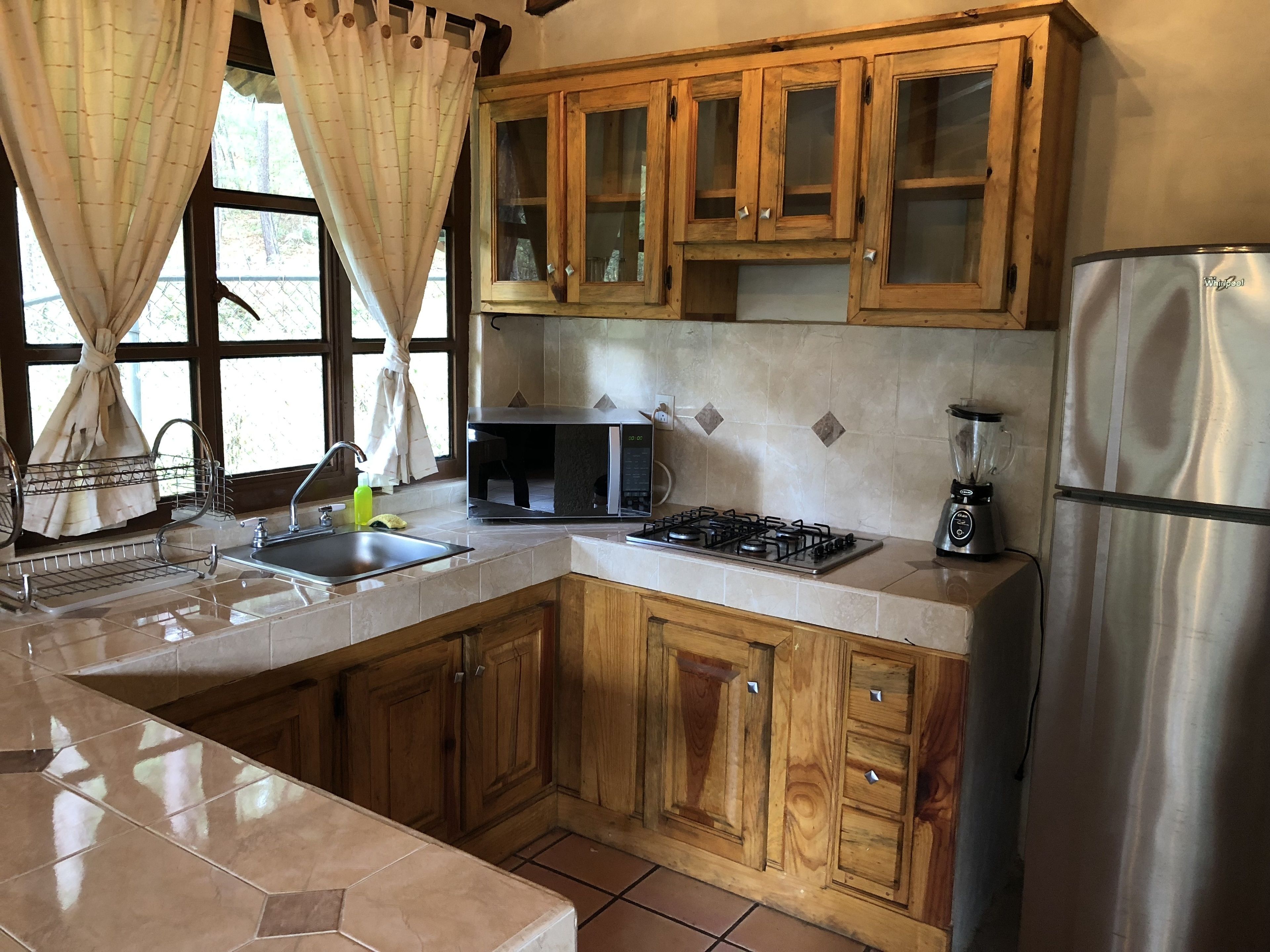 Habitación, 1 cama King size | Cocina privada | Refrigerador con congelador, microondas y parrilla de estufa 