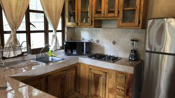 Habitación, 1 cama King size | Cocina privada | Refrigerador con congelador, microondas y parrilla de estufa