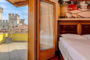Tabla de planchar con plancha, wifi gratis y ropa de cama 