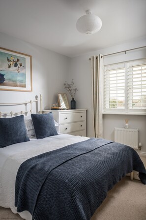 3 bedrooms, Egyptian cotton sheets, free Internet - Seaglass -  a cottage that sleeps 6 guests  in 3 bedrooms (Rye)