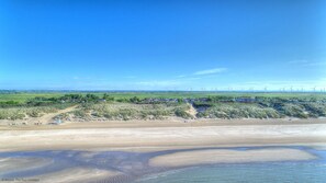 Playa en los alrededores y toallas de playa 