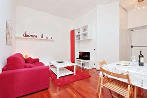 Televisión, reproductor de DVD, libros y videoteca