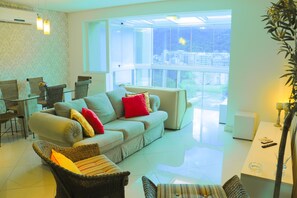 Apartment | Living room | Flat-screen TV - Conde do Leblon (Rio de Janeiro)