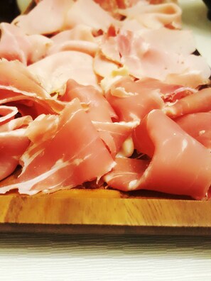 Frukostbuffé varje dag (EUR 12 per person)