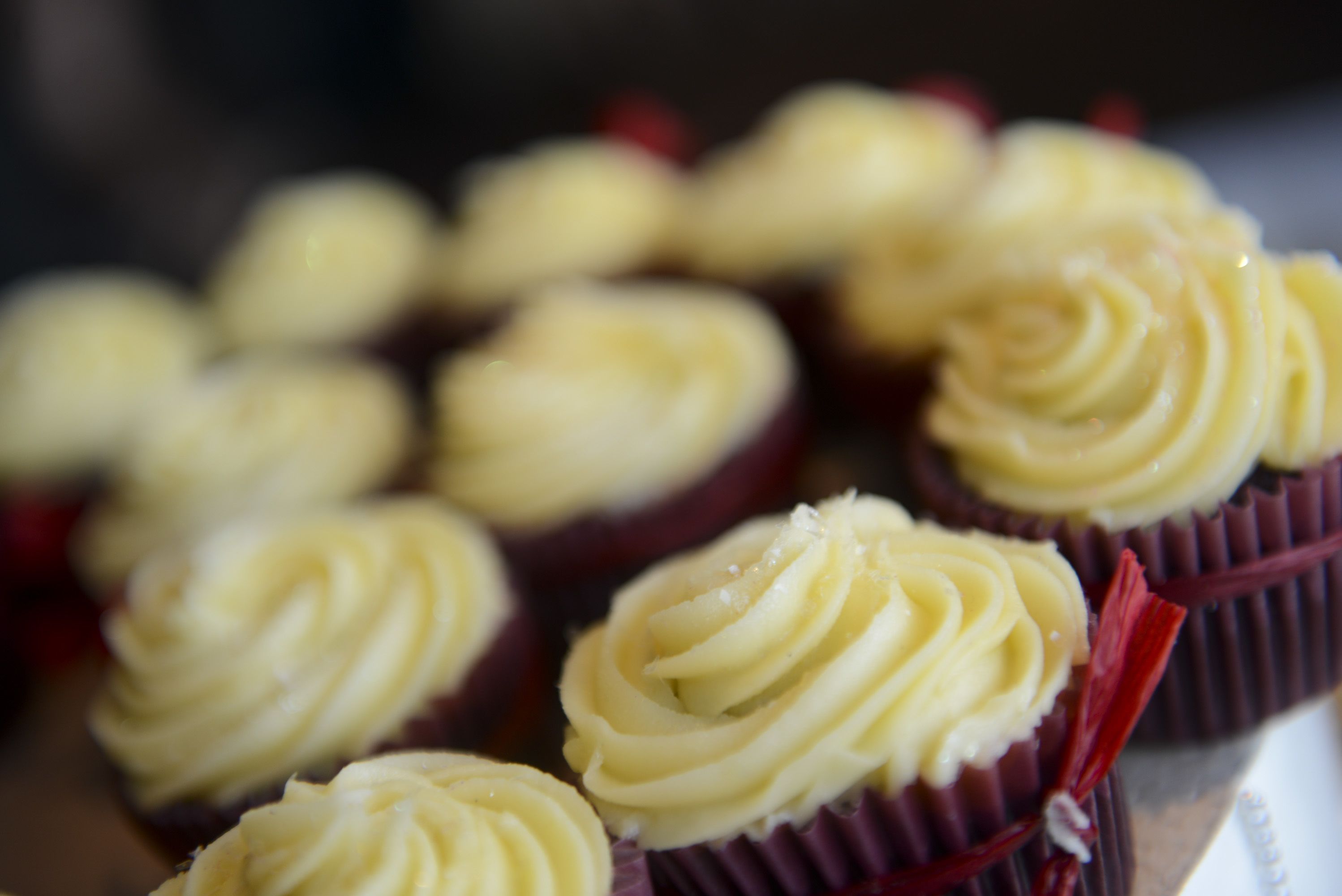 Close-up de cupcakes com cobertura cremosa.