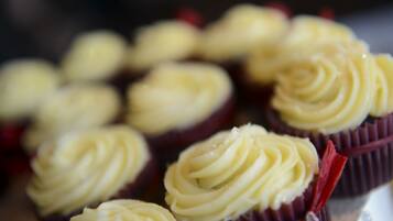 Close-up de cupcakes com cobertura cremosa.
